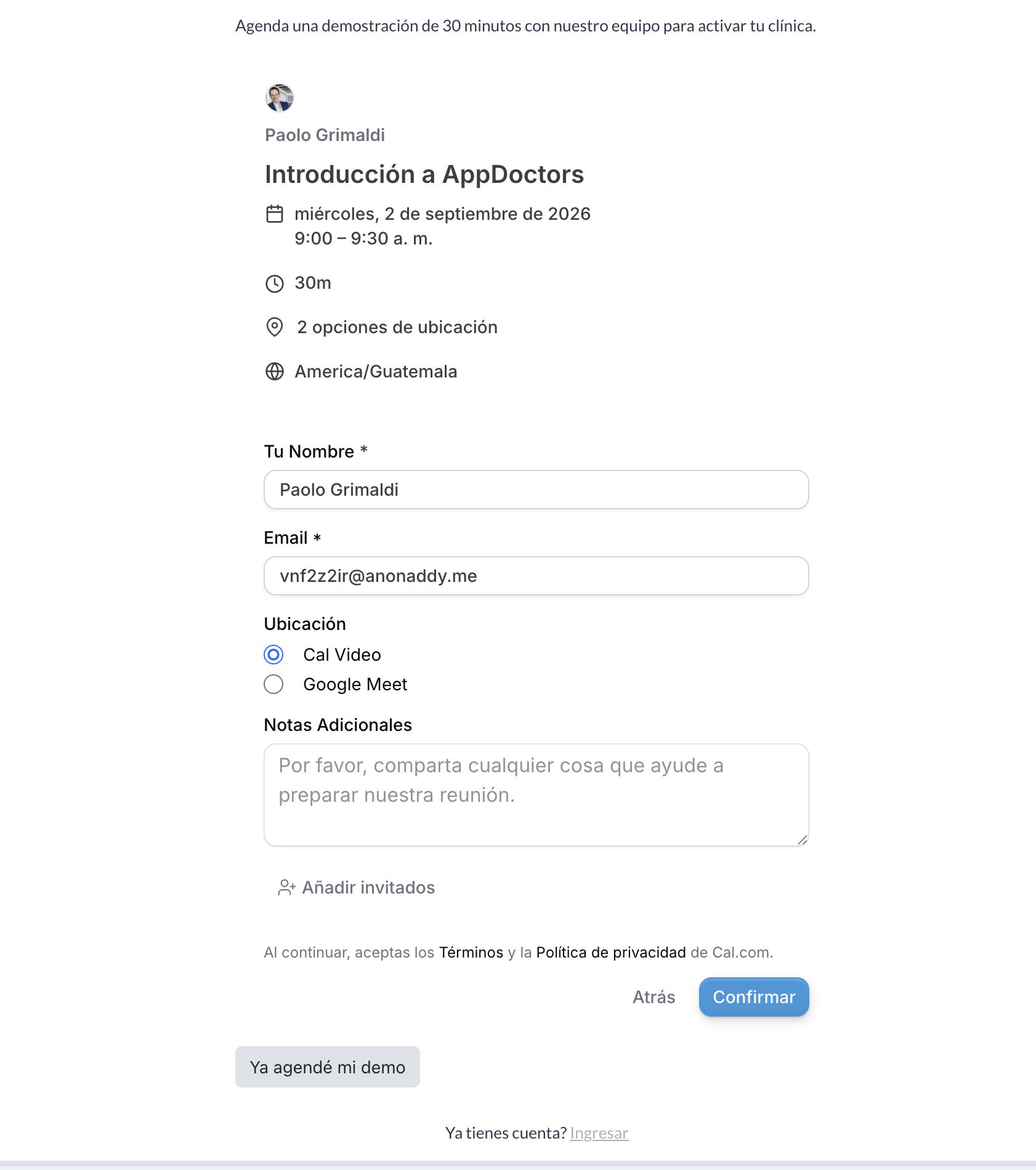 Formulario de reserva con «Tu Nombre», «Email», «Ubicación» (Cal Video o Google Meet), «Notas Adicionales» y el botón «Confirmar»