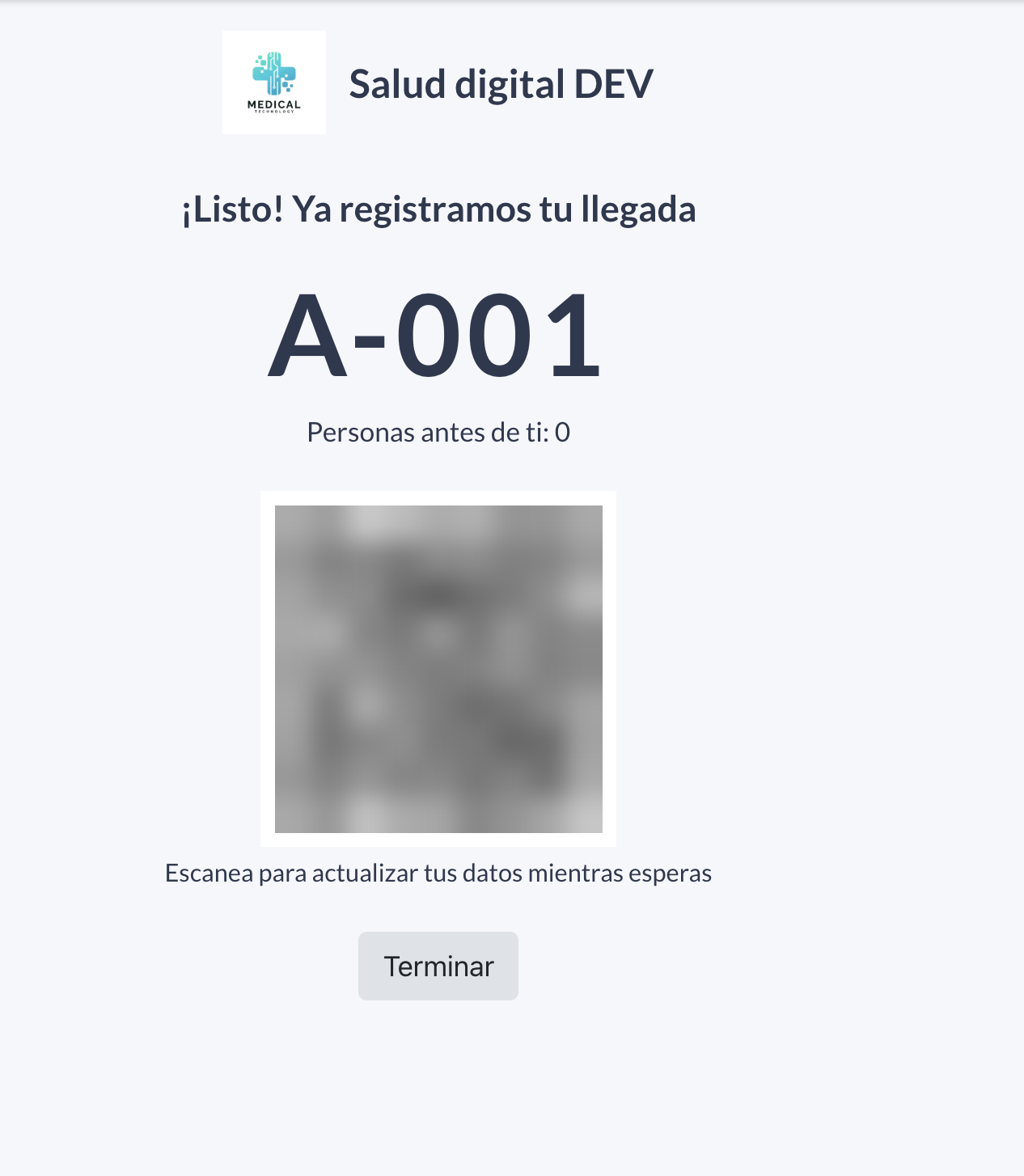 Kiosko después del registro: turno A-001, «Personas antes de ti», código QR (oculto) y «Terminar».